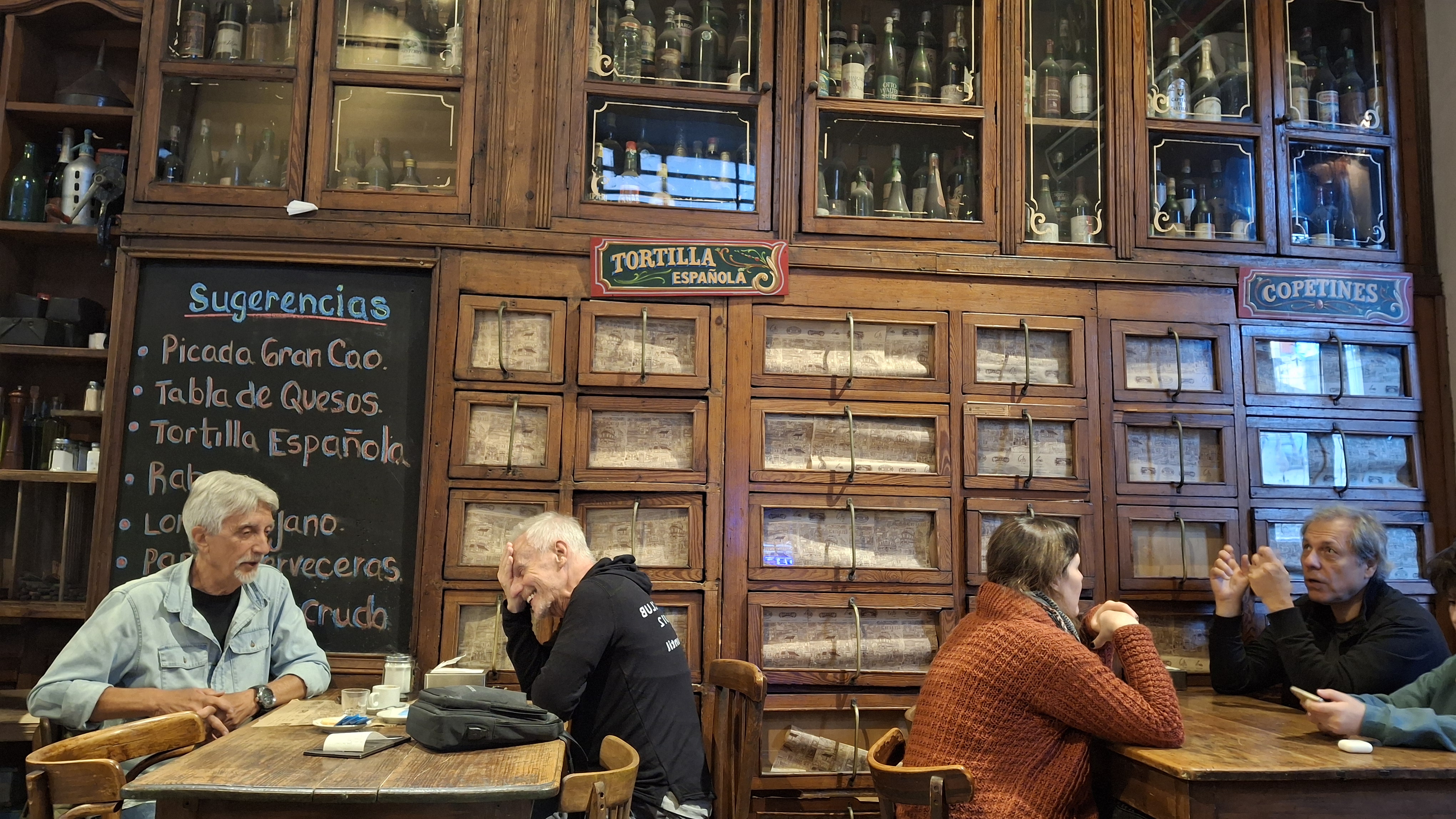 Anaqueles del Bar de Cao